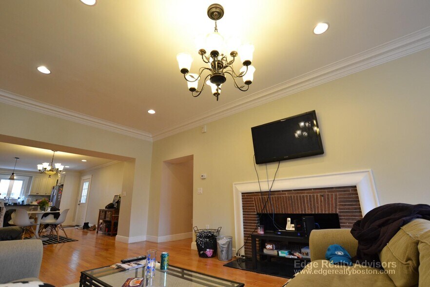 Building Photo - 6 Cummings Rd