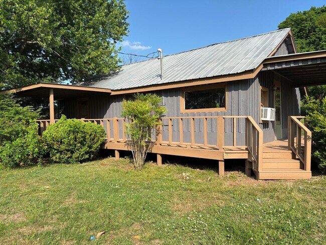 Building Photo - Small House in Country Setting