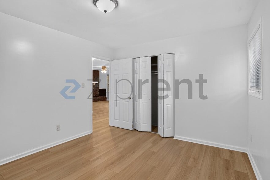 Building Photo - Unit