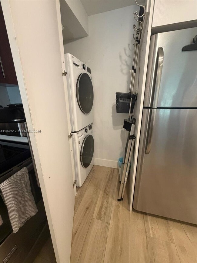 Building Photo - 1925 Brickell Ave