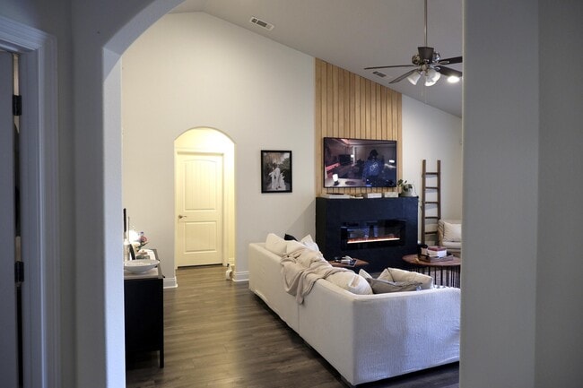 Building Photo - 6841 Nelson St