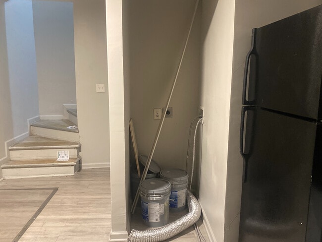 Building Photo - Room in Duplex on Beck St