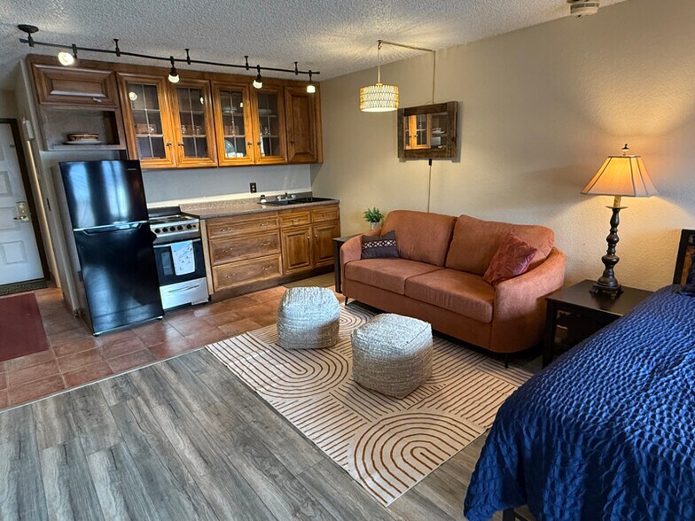 Building Photo - 62927 U.S. Hwy 40