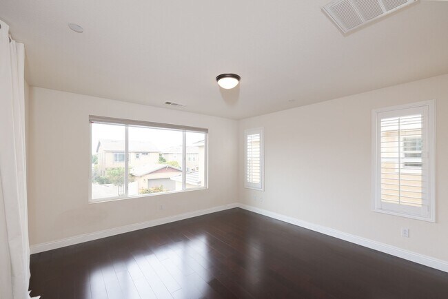 Building Photo - Beautifully Maintained 3 Bed, 2.5 Bath Home in Prime RiverPark Location