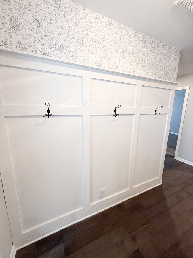 Building Photo - 3 Bedroom 3 Bathrooms located on a Cul De ...