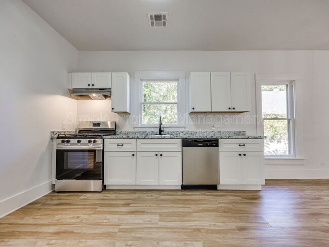 Building Photo - 811 W Wade St