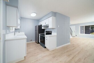 Building Photo - Recently remodeled 2 bedroom 1 bath unit! ...
