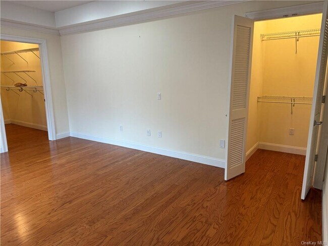 Building Photo - 400 Main St