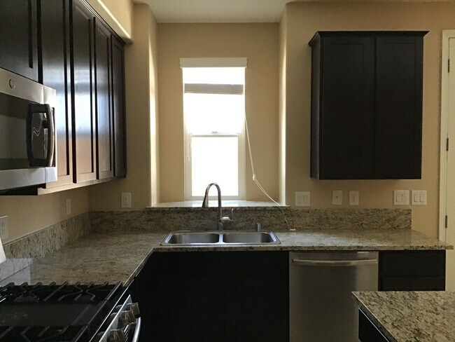 Building Photo - Luxury Living Awaits: Spacious Home with G...