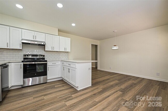 Building Photo - 5121 Farm Pond Ln