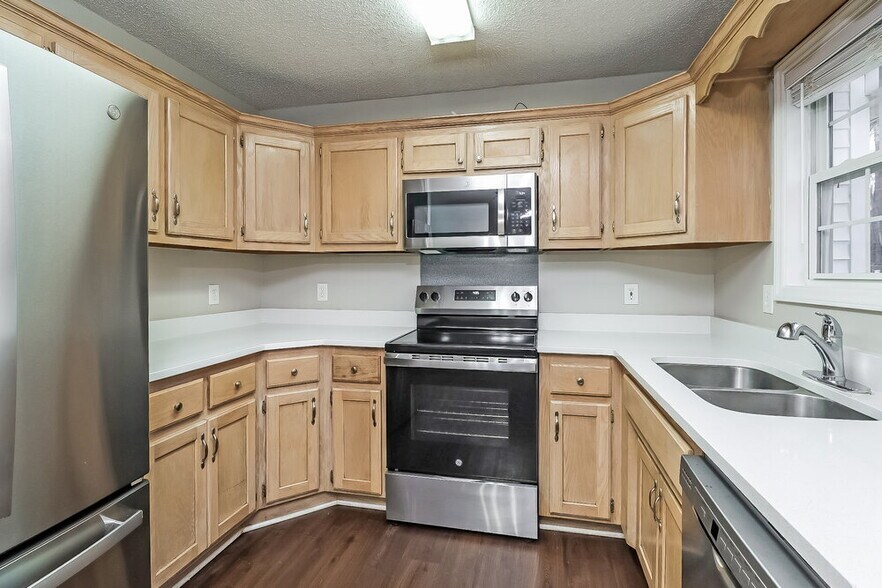 Building Photo - 544 Basswood Way