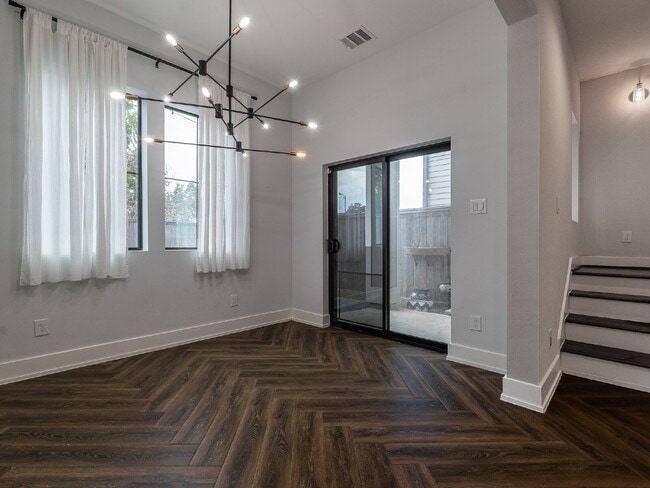 Building Photo - "Charming 4-Bed Houston Haven with Elegance on East 32nd Street!"