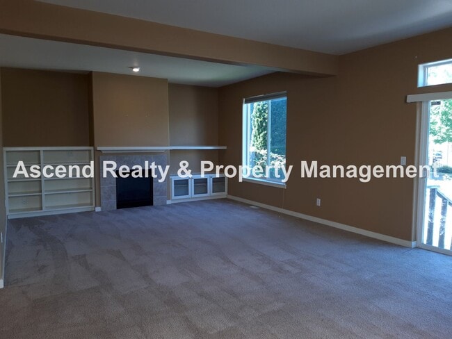 Building Photo - Tanasbourne Area 3 Bed Fenced Yard 1/2 Block to MAX Attached Garage 1 Small Pet Nego