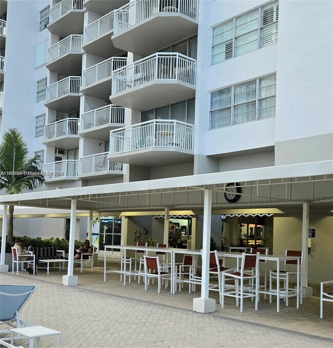 Building Photo - 18071 Biscayne Blvd