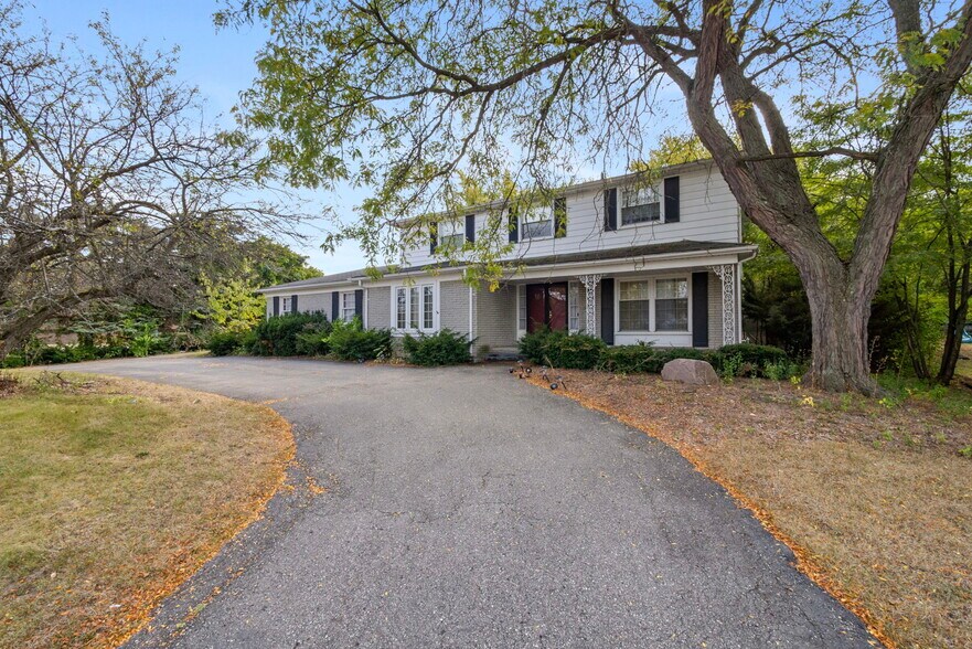 Building Photo - 4015 Pinehurst Dr