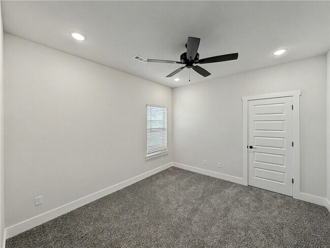 Building Photo - 6807 SW Basswood Ave