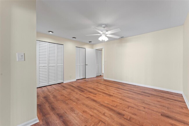 Building Photo - 817 SE 12th Ct
