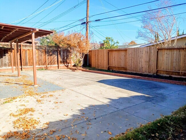 Building Photo - Refurbished 3bd Single Story House With Carport & Large Yards