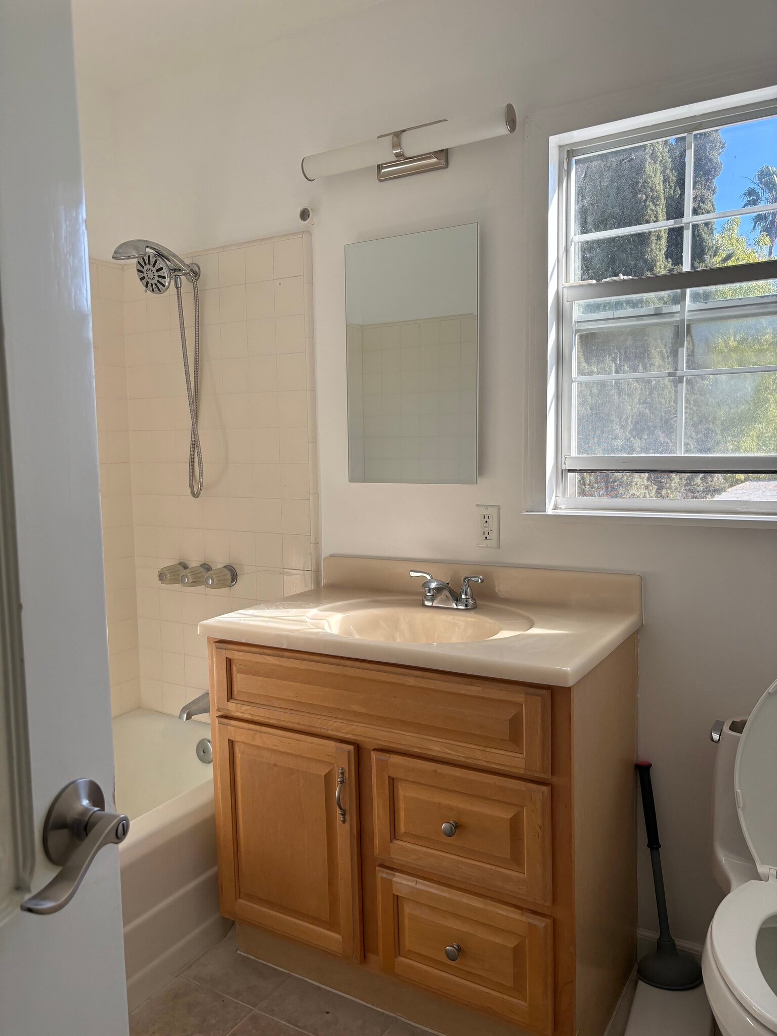 Building Photo - 5516 Vanalden Ave