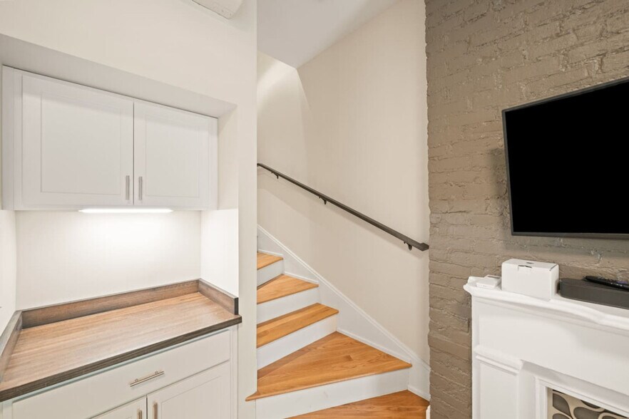 Building Photo - 1918 Vine St