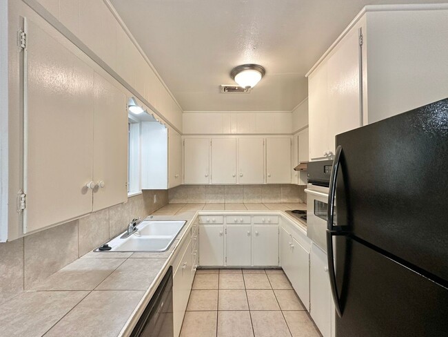 Building Photo - Discover this 3/2 home located in Mid-town...
