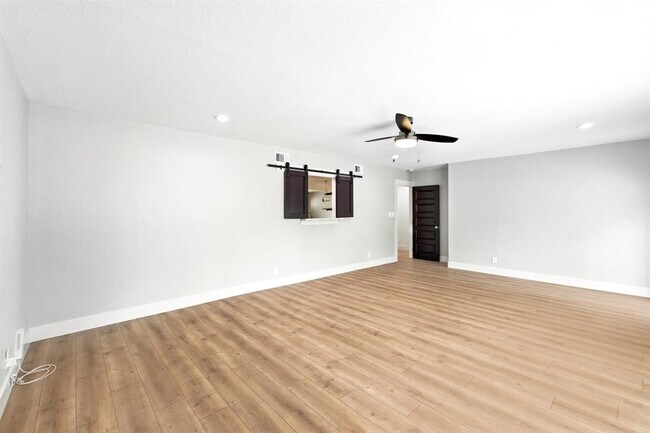 Building Photo - 6906 Twin Crest Dr