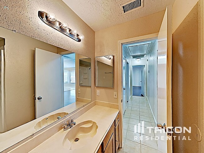 Building Photo - 24027 Leathergate Dr