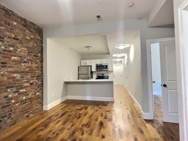 Building Photo - 255 Paris St