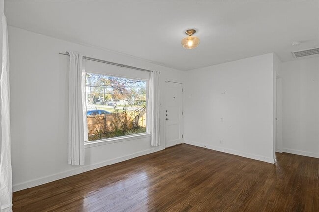 Building Photo - 713 E 45th St