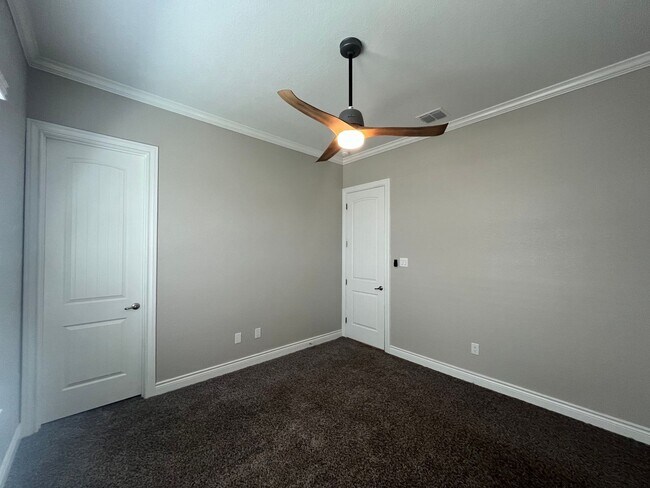 Building Photo - 4815 Viewcrest Rd