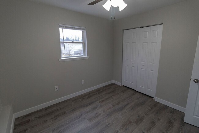 Building Photo - Fully Updated 2 BDR Apartment