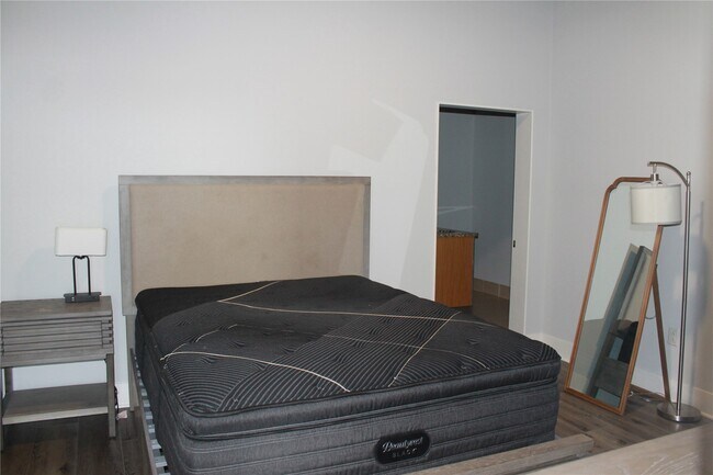 Building Photo - 4100 Forest Park Ave