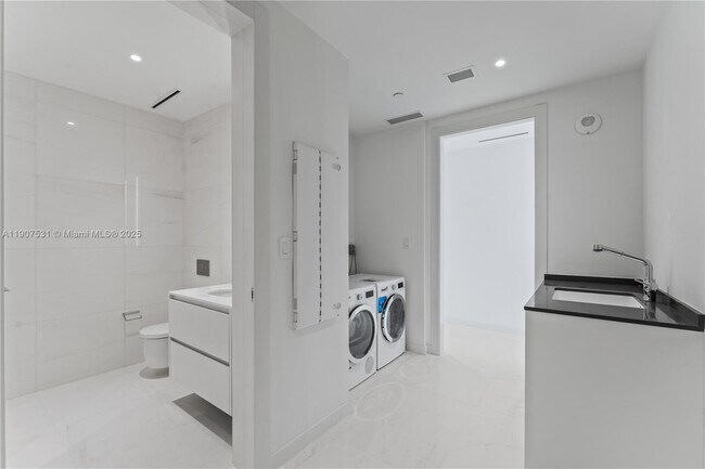 Building Photo - 300 Biscayne Blvd Way