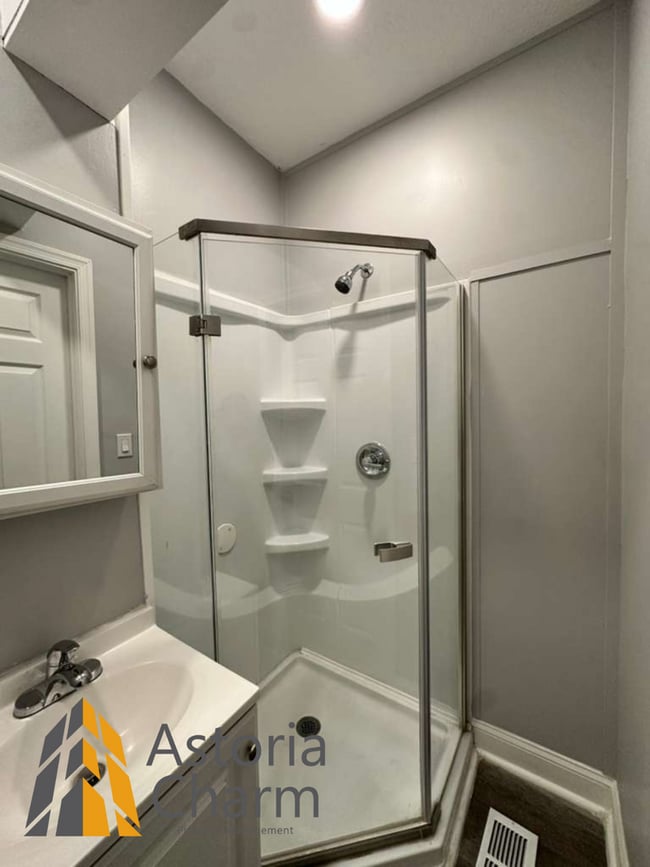 Building Photo - 4 Bedroom or 3 Bedroom with Den Home with First Floor Bedroom on Homestead Street