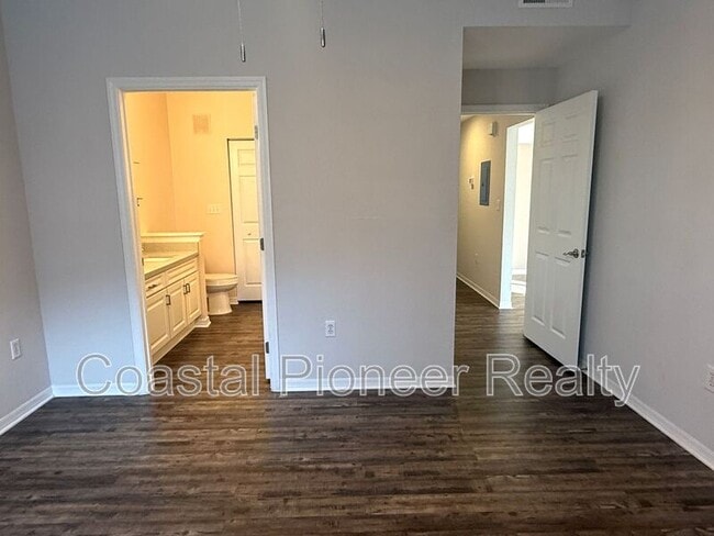 Building Photo - 9068 Lake Chase Island Way