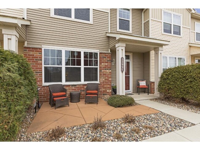 Building Photo - Pristine Woodbury 3 Bedroom Townhouse - Cl...