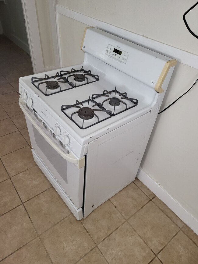 Building Photo - 2BR/1BA House for $1850 Rent and $1850 Deposit. 1st Month free with 1 year lease.