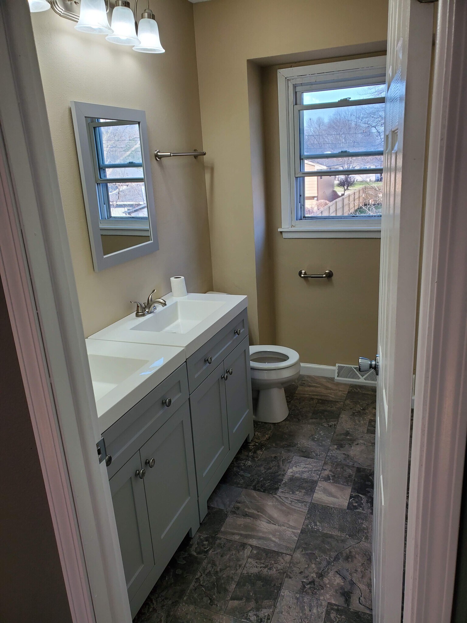 Building Photo - 418 SE 8th St