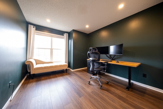 Building Photo - 706 Village Pkwy