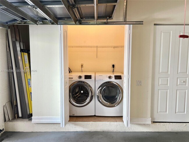 Building Photo - 450 NE 2nd Ave