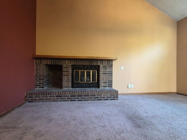 Building Photo - 4272 Kingsbury Dr