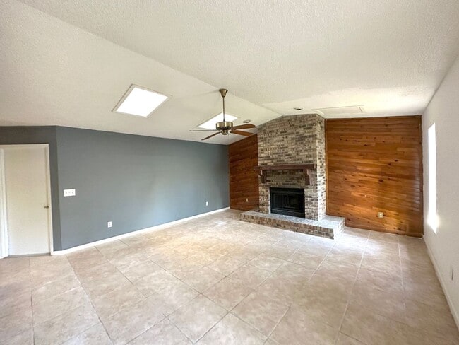 Building Photo - Charming 3-Bedroom Pool Home on a Quiet Cul-de-Sac in Rosemont