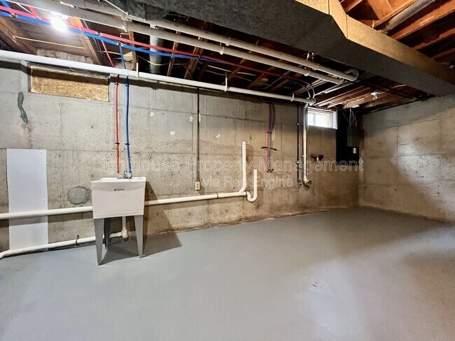 Building Photo - 818 Delray Ave SE