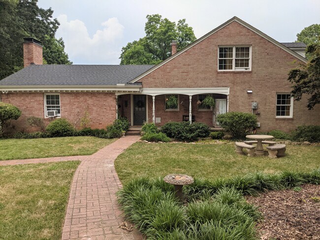Building Photo - 418 W Dolphin St