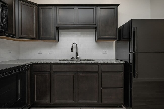 Building Photo - Remarkable Value: Spacious 2-Bed with Mode...