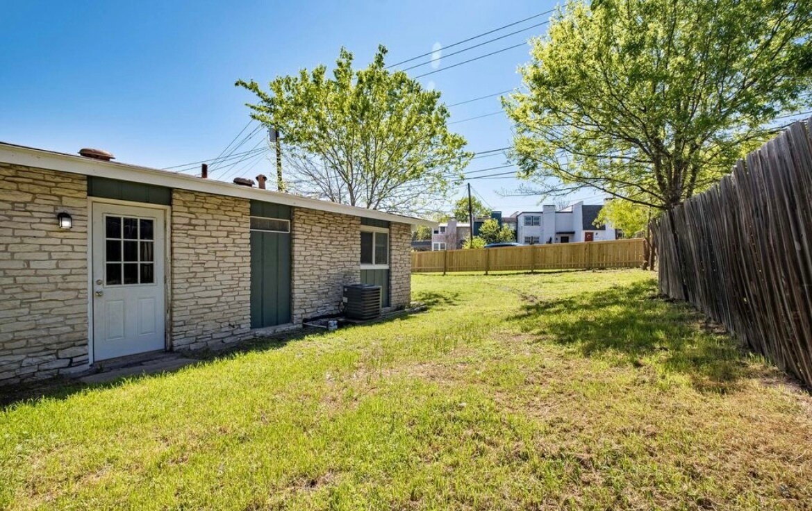 Building Photo - 3210 Northeast Dr