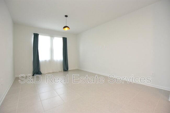 Building Photo - 349 Sol Vis Dr