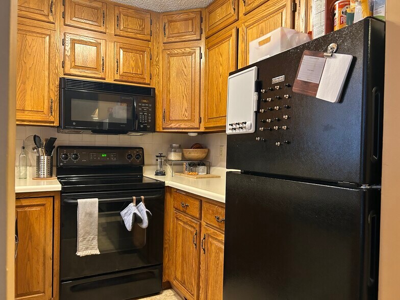 Building Photo - 8153 Holmes Rd