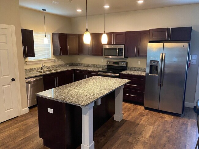 Building Photo - Now Leasing! Spacious 6-Bedroom, 6.5-Bathroom student house just minutes from campus. Only $650/m...