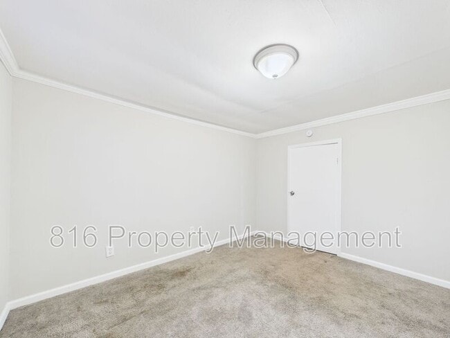 Building Photo - 126 S Village Terrace